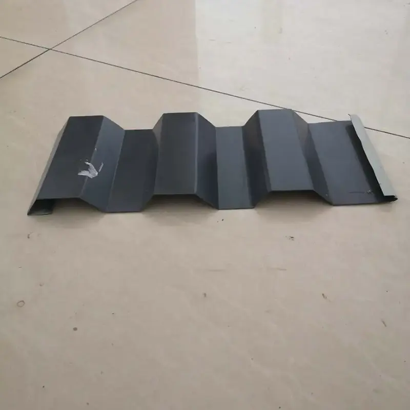 Panou din oțel acoperit cu elemente de fixare ascunse